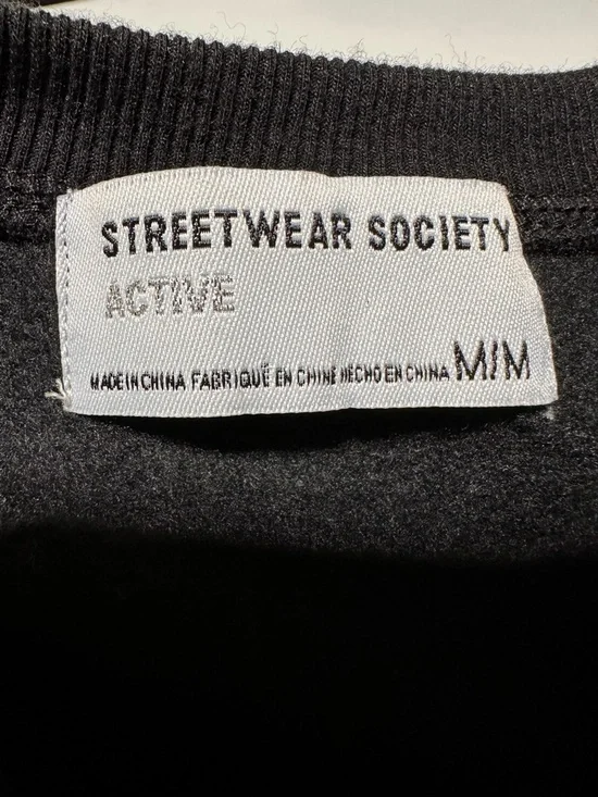 STREETWEAR SOCIETY | Baddie Gothic Cropped Graphic Sweatshirt - Picture 4 of 5